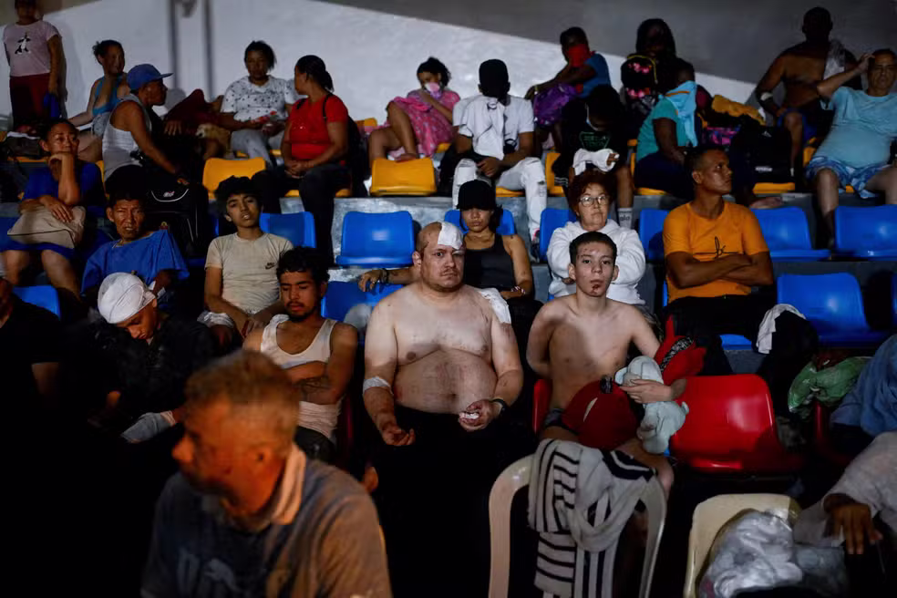 Venezuela vive caos após desabamento de hospital e famílias enfrentam crise para enterrar mortos