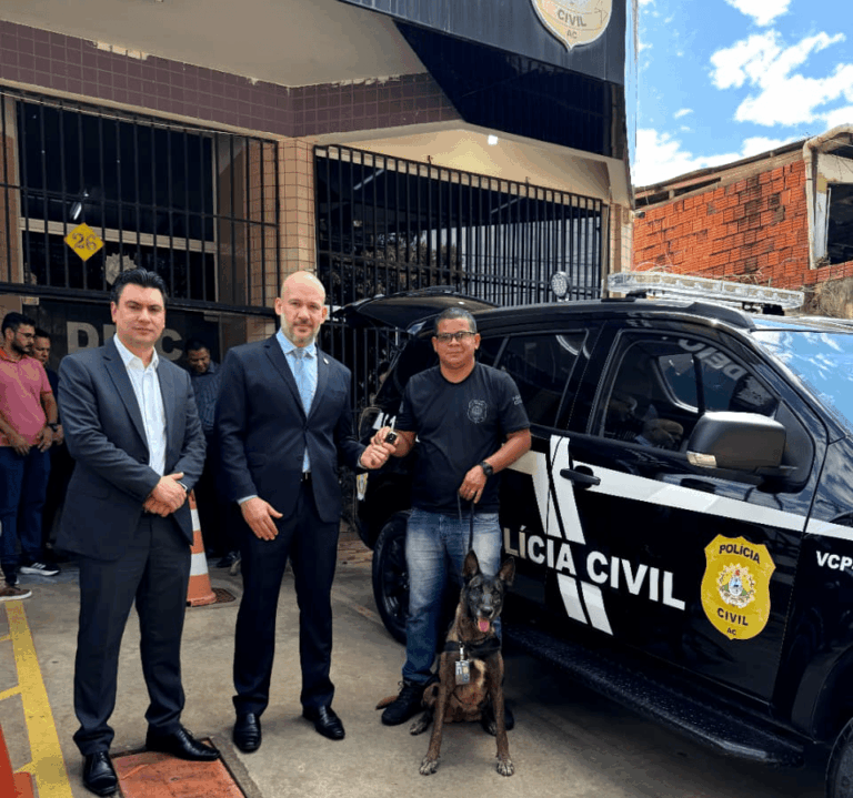 Polícia Civil do Acre recebe viatura adaptada para cães farejadores e novos equipamentos.