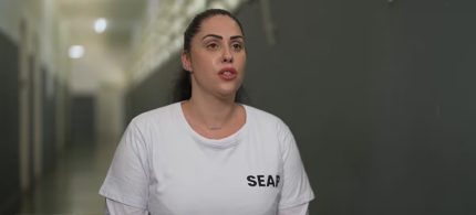 Monique Medeiros, mãe de Henry Borel, deixa penitenciária após receber perdão judicial