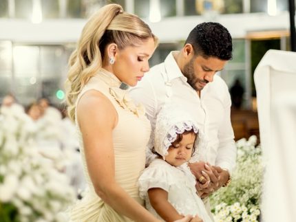 Filha caçula de Hulk Paraíba recebe batismo em cerimônia especial no Rio