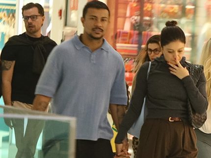 Cheirinho de volta: Sophie Charlotte e Xamã são vistos de mãos dadas em shopping