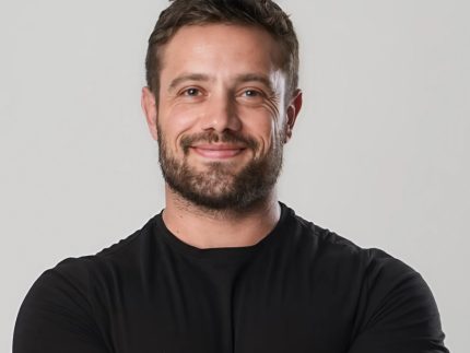 Rafael Cardoso se interna em clínica de reabilitação após admitir recaída