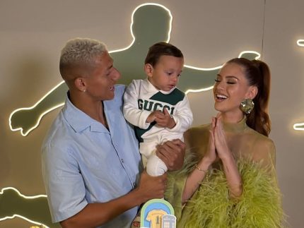 Jogador Richarlison rebate crítica ao nome do filho e dispara: “Vai caçar serviço”