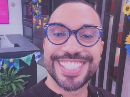 Gil do Vigor celebra viagem para a formatura e mostra joia que ganhou da mãe