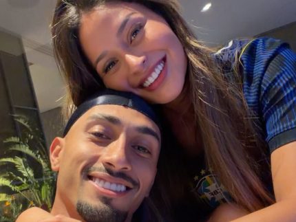 De volta às origens: Raphinha e Natália Belloli levam a Copa para suas comunidades