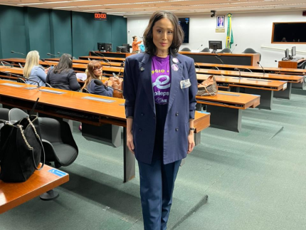 Atriz da Globo denuncia crise no acesso a remédios para epilepsia na Câmara dos Deputados