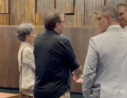 Juliano Cazarré e Cássia Kis aparecem juntos em visita à Alerj com parlamentares do PL
