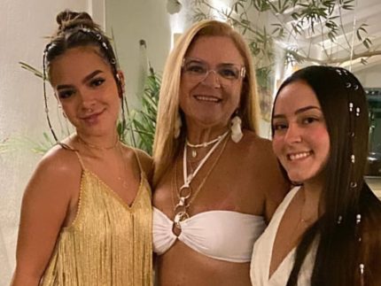 Mel Maia e a irmã ganham diamante com cinzas da mãe, que faleceu há 6 meses