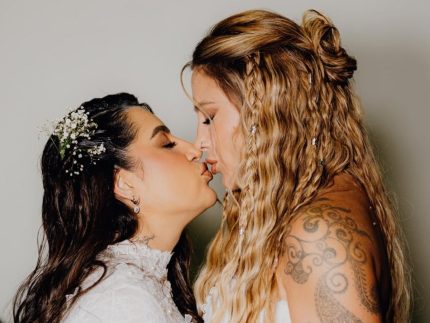 Lauana Prado e Tati Dias realizam ensaio temático no litoral de SP na véspera do casamento