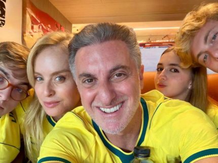 Angélica abre álbum da Copa do Mundo nos EUA ao lado de Huck e filhos