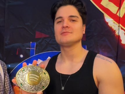Durante São João de Petrolina 2026, Spotify presenteia Eric Land com fivela especial
