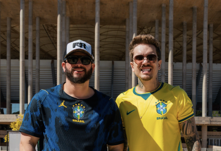 Felipe & Rodrigo agitam bar em Brasília após vitória do Brasil e aquecem clima para novo DVD