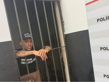 Influenciador Buzeira permanece preso após STJ revogar prisão de outros investigados