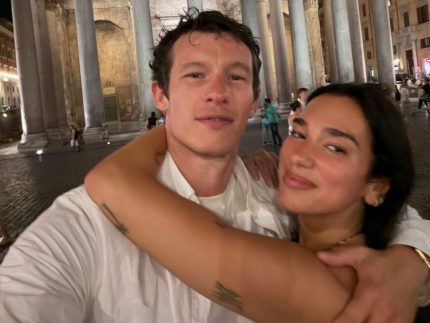 Dua Lipa registra lua de mel com o marido e garante clique ousado na banheira