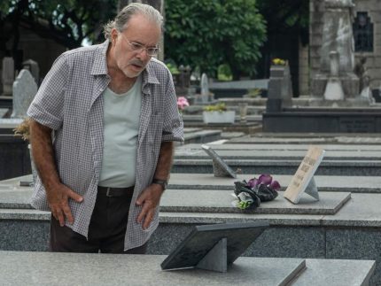 Otoniel encontra túmulo de Francesca e vive choque em “Quem Ama Cuida”