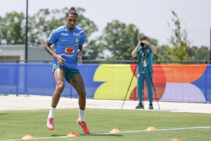 Quase lá? Raphinha volta a fazer atividades no gramado após lesão