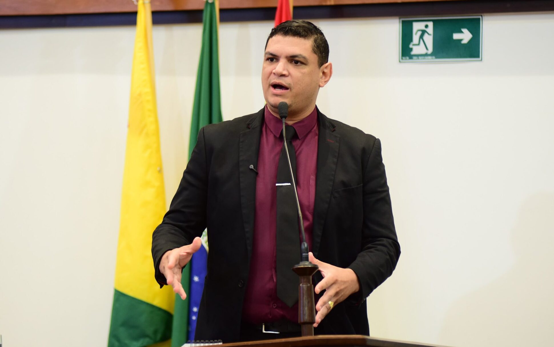 Tio Pablo anuncia canoa e motor e cobra soluções urgentes após queda da ponte em Sena Madureira