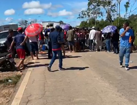 Após mais de 8 horas de protesto, moradores liberam BR-364 em Sena Madureira