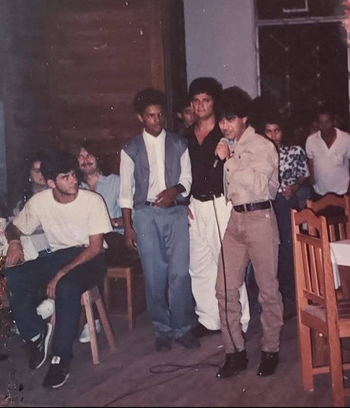 Zezé Di Caramrgo canta ao lado de cantores locais em clube da cidade