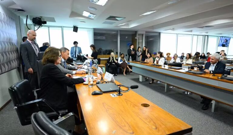 Proposta legislativa altera os protocolos de atendimento na rede pública e gera forte reação de entidades médicas e de direitos humanos.