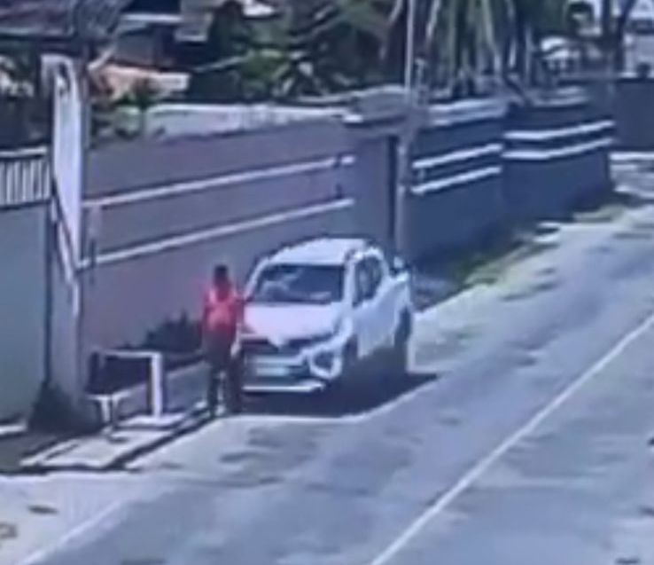 Vítima foi socorrida pelo SAMU com suspeita de fraturas após ser atingida por veículo; moradores cobram sinalização na pista.