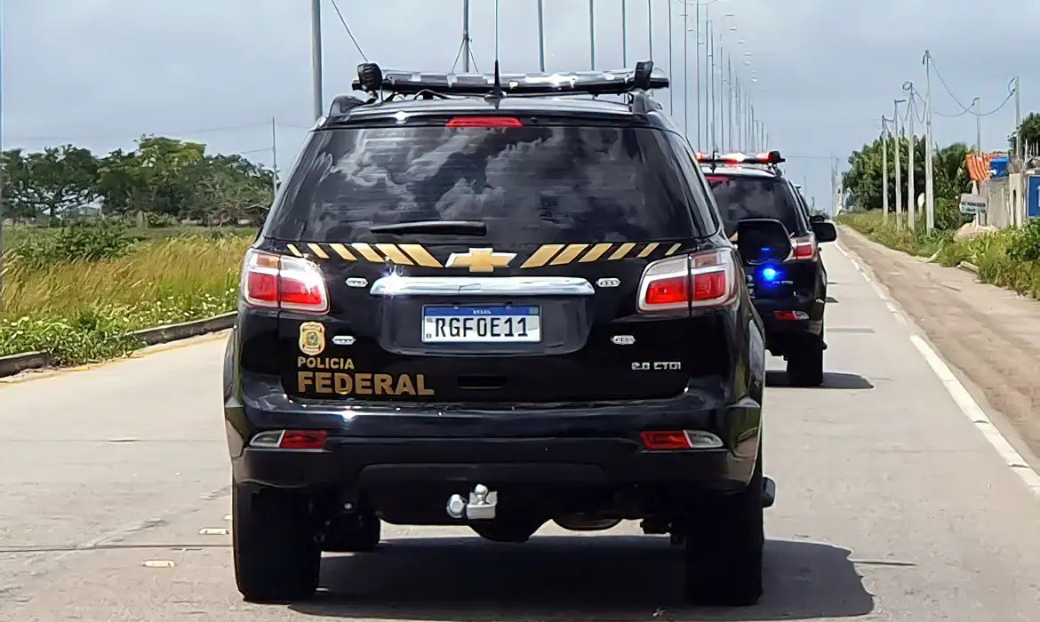 PF apreende armas destinadas a facções criminosas e prende suspeito em operação