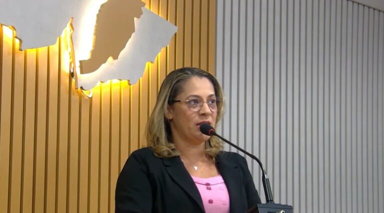 Ivoneide Bernardino durante sessão da Câmara de Sena Madureira