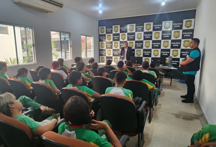 Polícia Civil abre portas para estudantes em Cruzeiro do Sul durante visita educativa em delegacia.