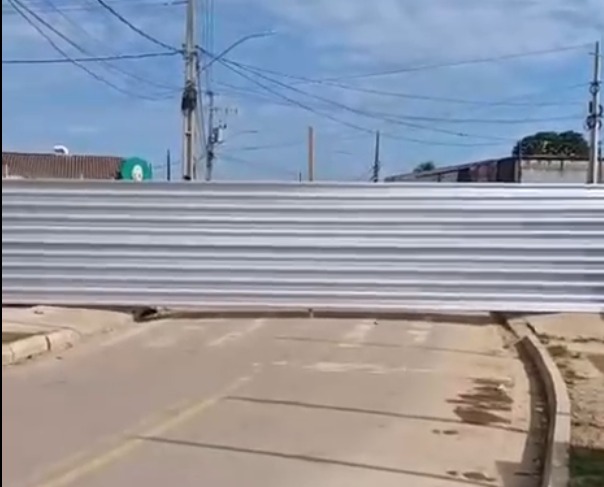 Comerciantes reclamam de fechamento de rua após desabamento da ponte em Sena Madureira