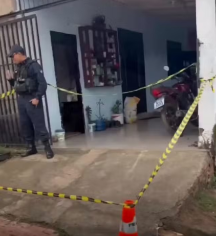 Homem é morto a tiros enquanto consertava motocicleta em Rio Branco; suspeito acaba baleado pelo comparsa