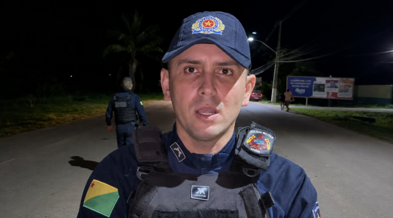 Comandante da PM Fábio Diniz alertando sobre as punições para quem entrega veículo a condutor sem CNH em Sena Madureira.
