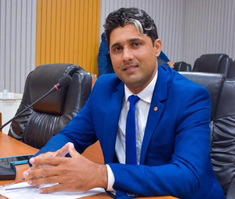Vereador Real solicita melhorias no Porto da Praia do Amarílio para beneficiar população ribeirinha