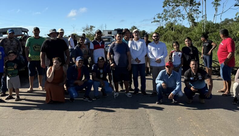 Maycon Moreira participa de protesto na BR-364 em Sena Madureira