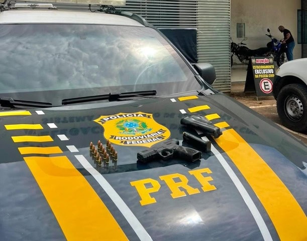 PRF prende motorista por porte ilegal de arma de fogo de uso restrito na BR-364 em Sena Madureira