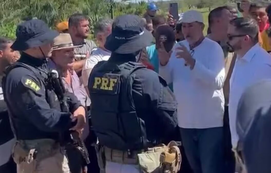 PRF negocia com manifestantes e garante liberação parcial da BR-364 em Sena Madureira