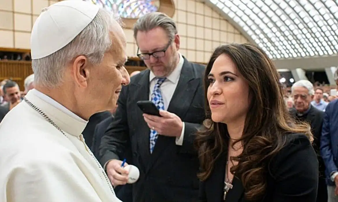 Papa Leão XIV nomeia primeira mulher para comandar setor de comunicações do Vaticano