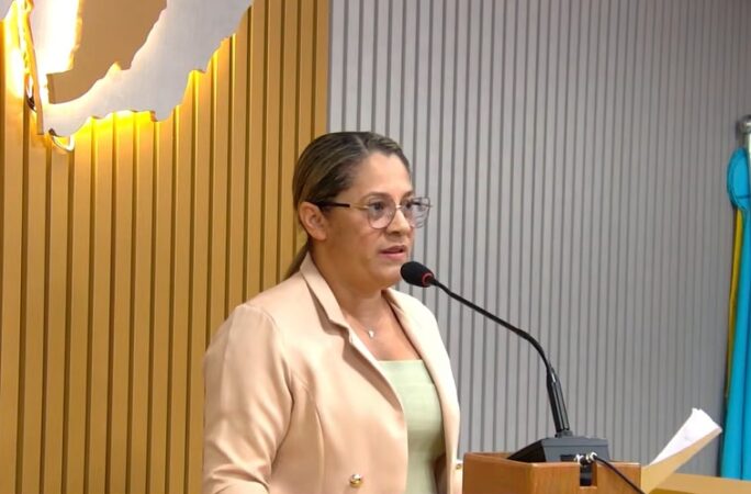 Vereadora Ivoneide Bernardino apresenta projetos e cobra valorização dos servidores em Sena Madureira.