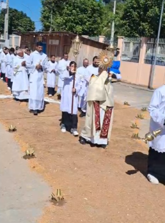 Fiéis participam da procissão de Corpus Christi em Sena Madureira.