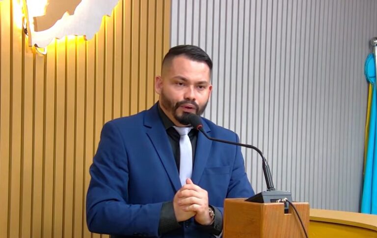 Vereador Dr. Maycon Moreira fiscaliza os escombros da Ponte Frei Paolino Baldassari e cobra providências ambientais em Sena Madureira.