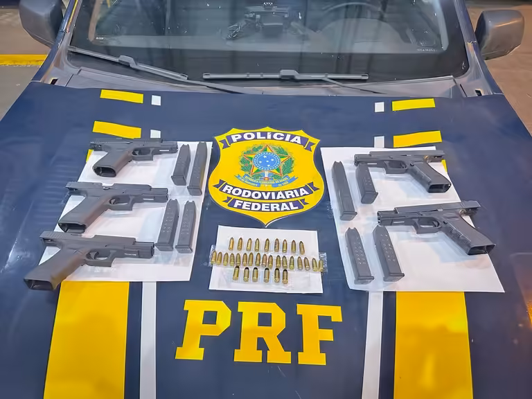PRF intercepta ônibus interestadual e apreende cinco pistolas Glock na BR-364