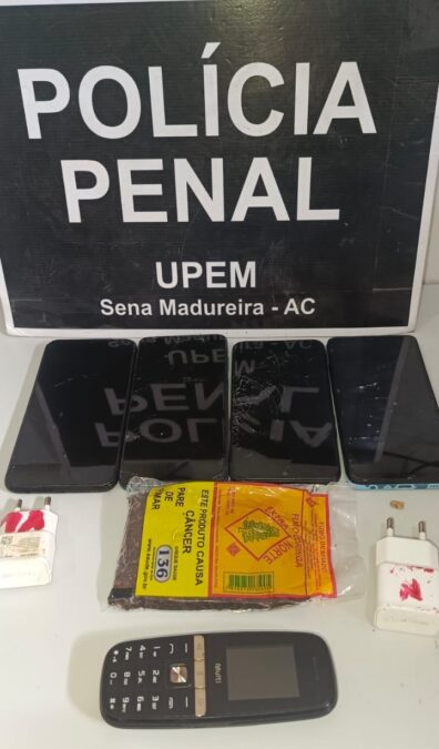 Carro arremessa celulares para presídio de Sena Madureira e foge do local