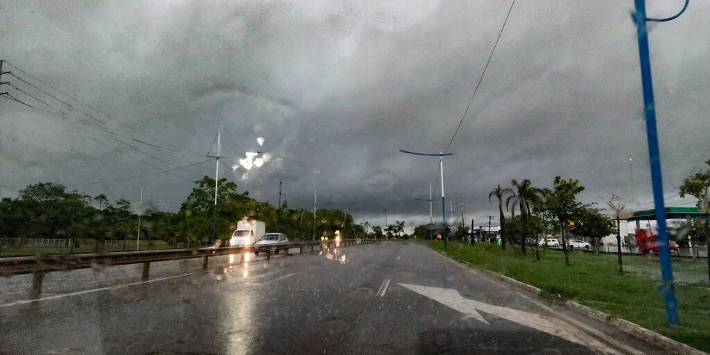 Previsão do tempo no Acre nesta terça-feira indica chuvas fortes e risco de temporais.
