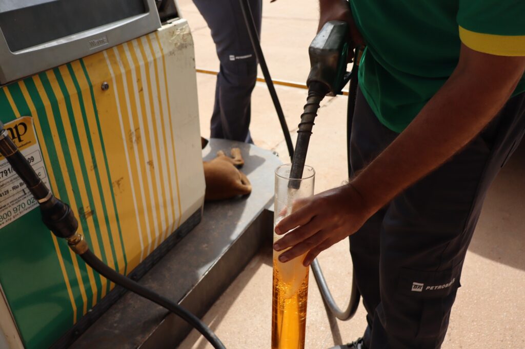 Fiscalização em postos de combustíveis no Acre identifica irregularidades durante operação do Procon.