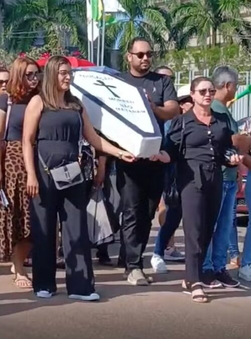 Professores em greve protestam com caixão em Rio Branco e desafiam decisão da Justiça