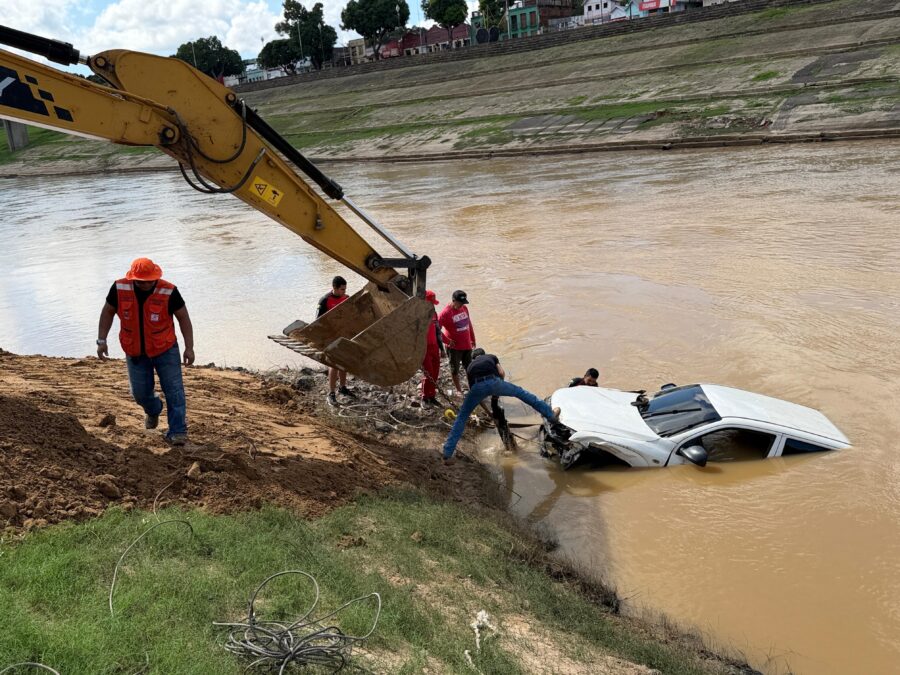 Operação conjunta da Defesa Civil do município e Corpo de Bombeiros resulta no resgate de caminhonete afundada no Rio Acre