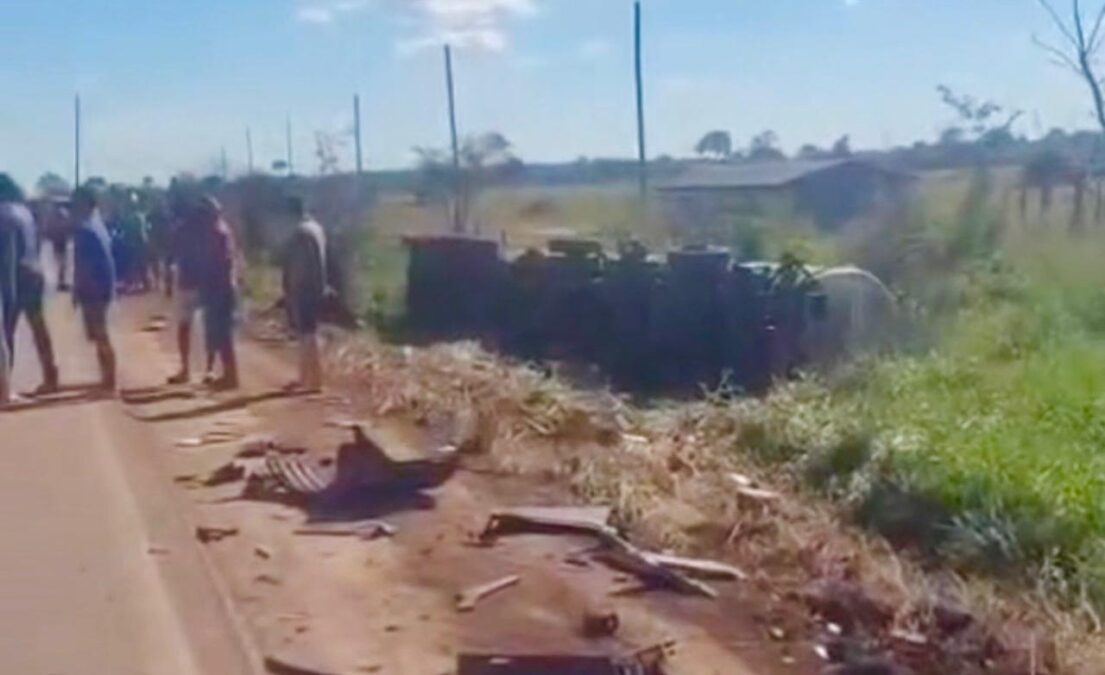 Grave acidente na BR-364 resulta em carreta tombada e caminhão destruído na Vila Extrema