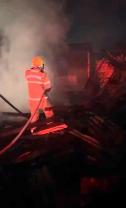 Casa é incendiada por moradores de rua no bairro Chico Mendes em Rio Branco