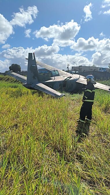 Avião da Aeronáutica sai da pista em Porto Seguro e tripulação sai ilesa