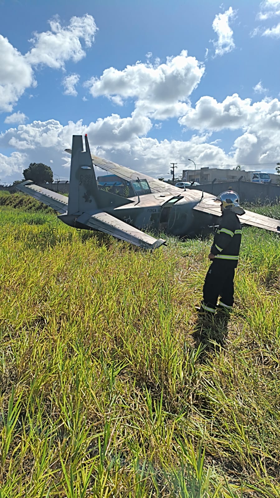 Avião da Aeronáutica sai da pista em Porto Seguro e tripulação sai ilesa