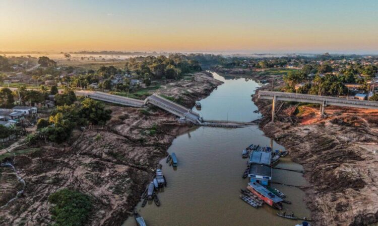 Governo do Acre suspende contratos da Construtora Cidade após desabamento da ponte sobre o Rio Iaco.